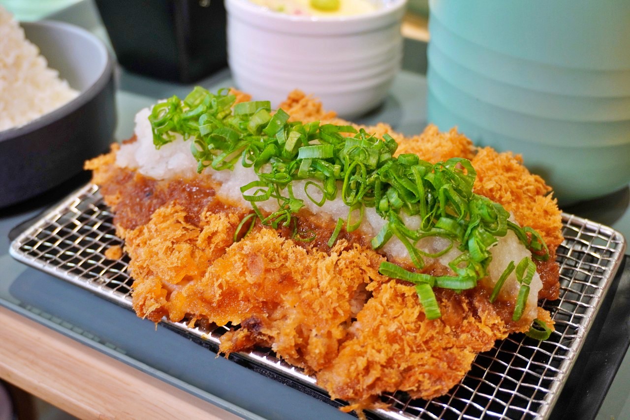 三筋豬排 高雄左營浮誇肉量豬排店，「莓好大三元」草莓季限定夢幻甜點套餐慶生很可以