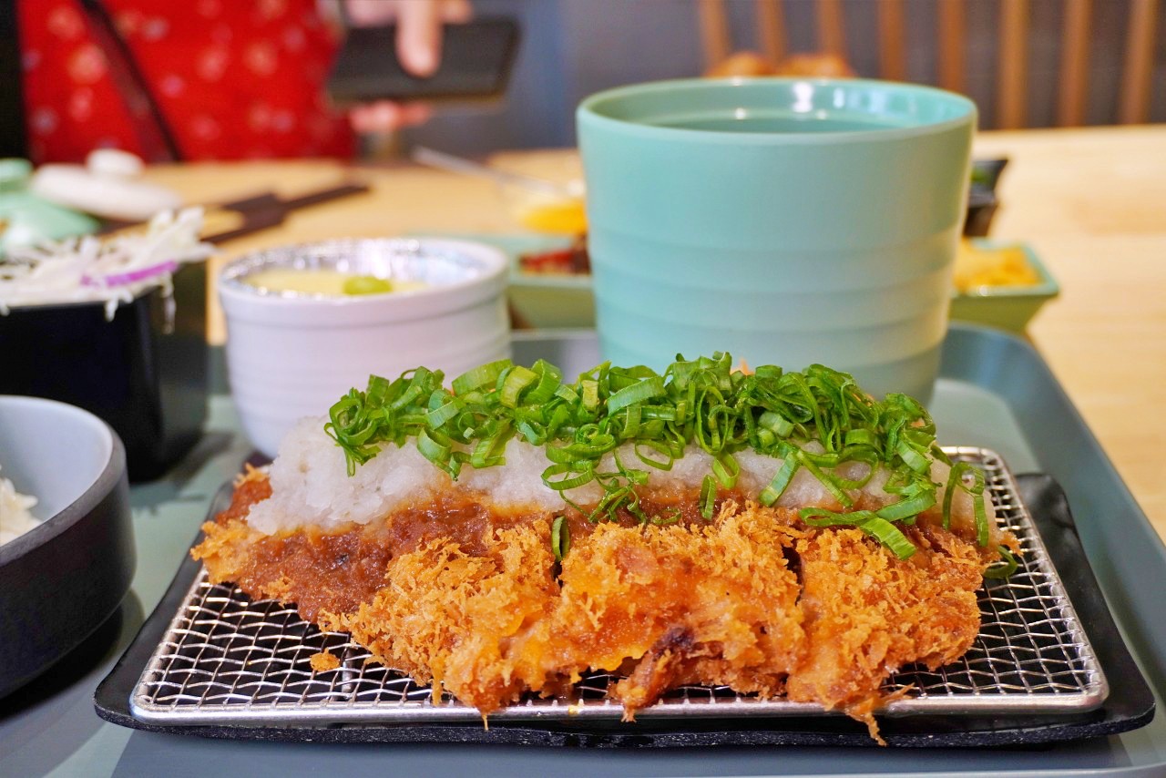 三筋豬排 高雄左營浮誇肉量豬排店，「莓好大三元」草莓季限定夢幻甜點套餐慶生很可以
