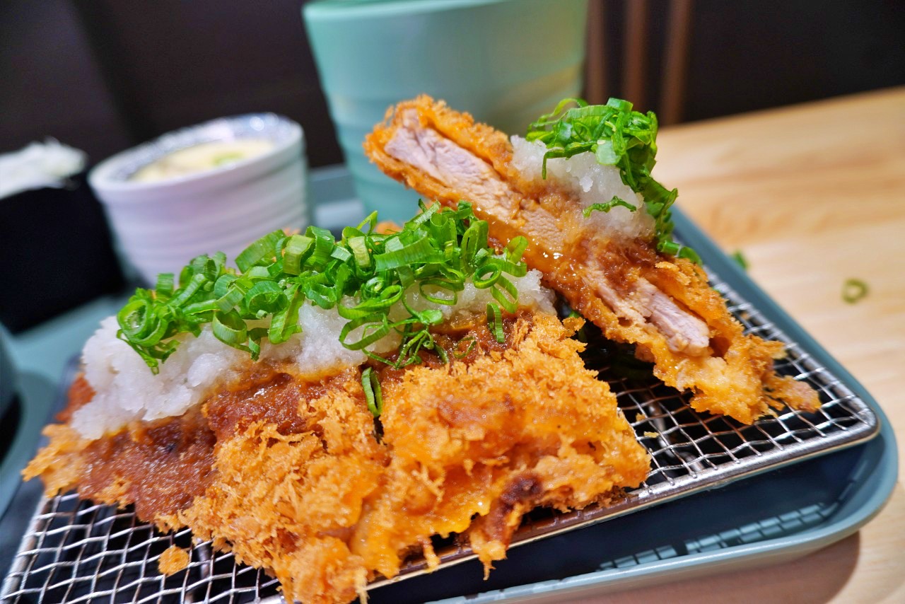 三筋豬排 高雄左營浮誇肉量豬排店，「莓好大三元」草莓季限定夢幻甜點套餐慶生很可以