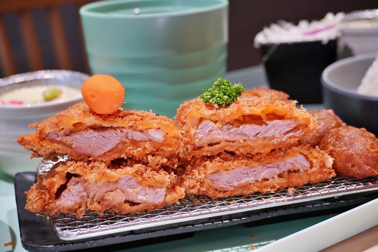 三筋豬排 高雄左營浮誇肉量豬排店，「莓好大三元」草莓季限定夢幻甜點套餐慶生很可以