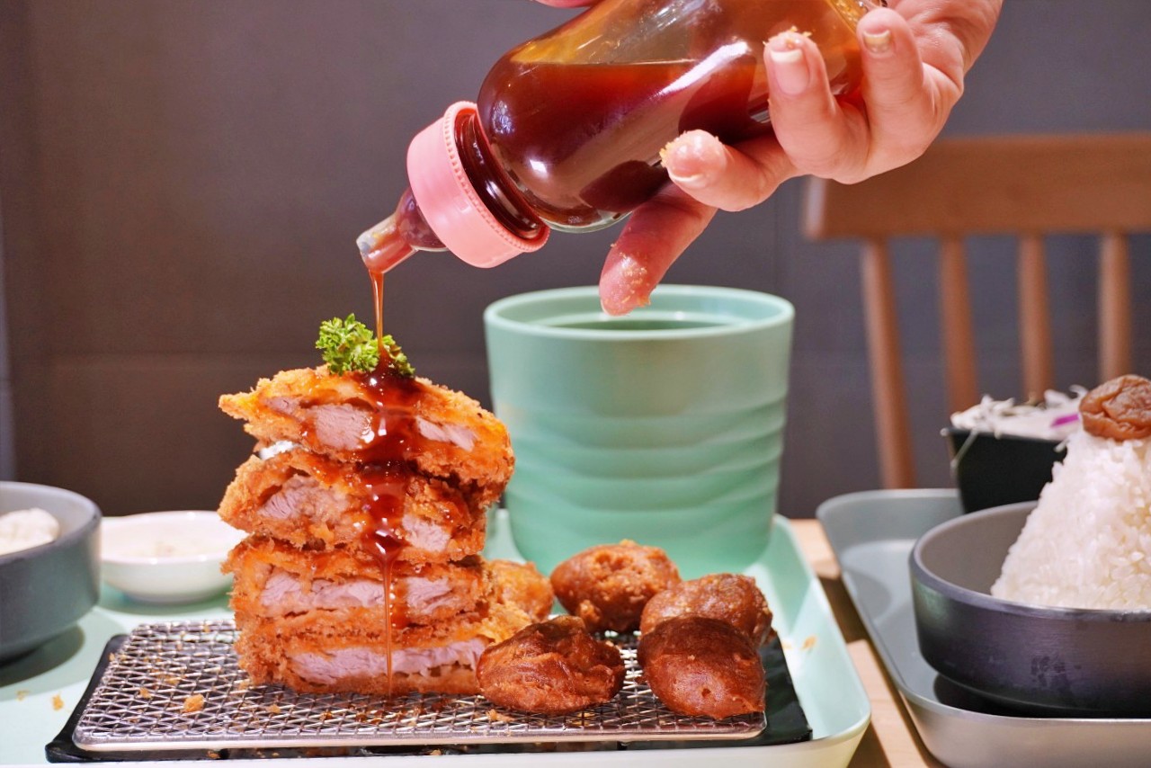 三筋豬排 高雄左營浮誇肉量豬排店，「莓好大三元」草莓季限定夢幻甜點套餐慶生很可以
