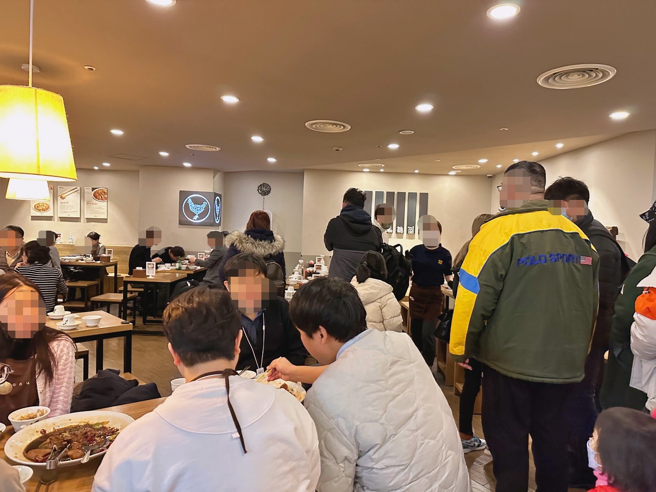 韓國首爾必吃「鳳雛燉雞鐘路店」正宗安東醬油燉煮的大盤雞，醬汁拌飯超迷人寬粉香Q帶勁