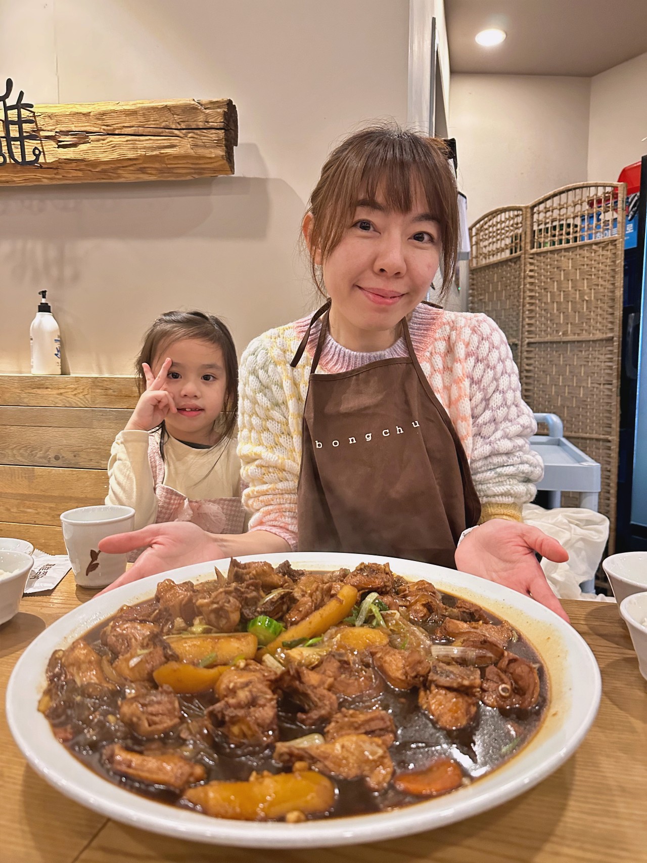 韓國首爾必吃「鳳雛燉雞鐘路店」正宗安東醬油燉煮的大盤雞,醬汁拌飯超迷人寬粉香Q帶勁 韓國首爾必吃「鳳雛燉雞鐘路店」正宗安東醬油燉煮的大盤雞,醬汁拌飯超迷人寬粉香Q帶勁
