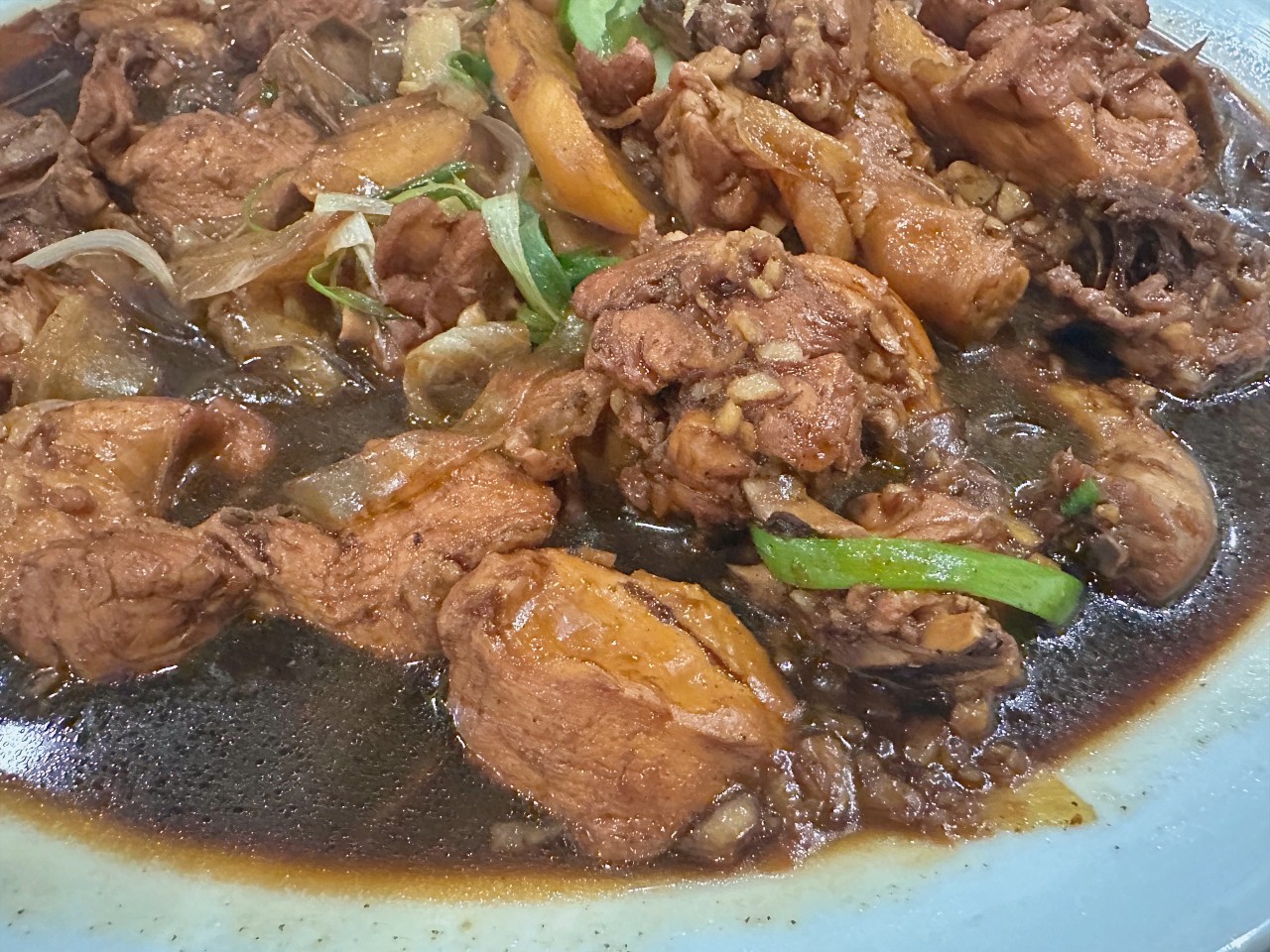 韓國首爾必吃「鳳雛燉雞鐘路店」正宗安東醬油燉煮的大盤雞，醬汁拌飯超迷人寬粉香Q帶勁