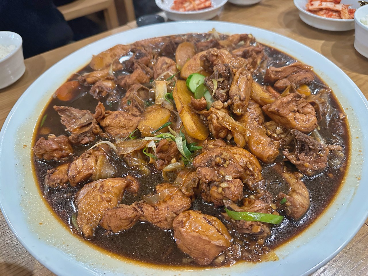韓國首爾必吃「鳳雛燉雞鐘路店」正宗安東醬油燉煮的大盤雞，醬汁拌飯超迷人寬粉香Q帶勁