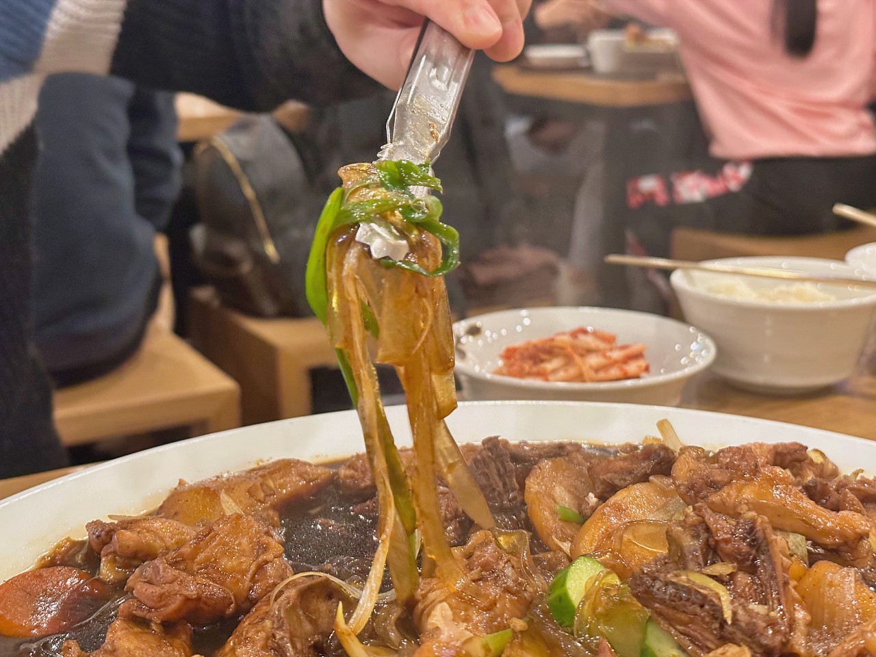 韓國首爾必吃「鳳雛燉雞鐘路店」正宗安東醬油燉煮的大盤雞，醬汁拌飯超迷人寬粉香Q帶勁