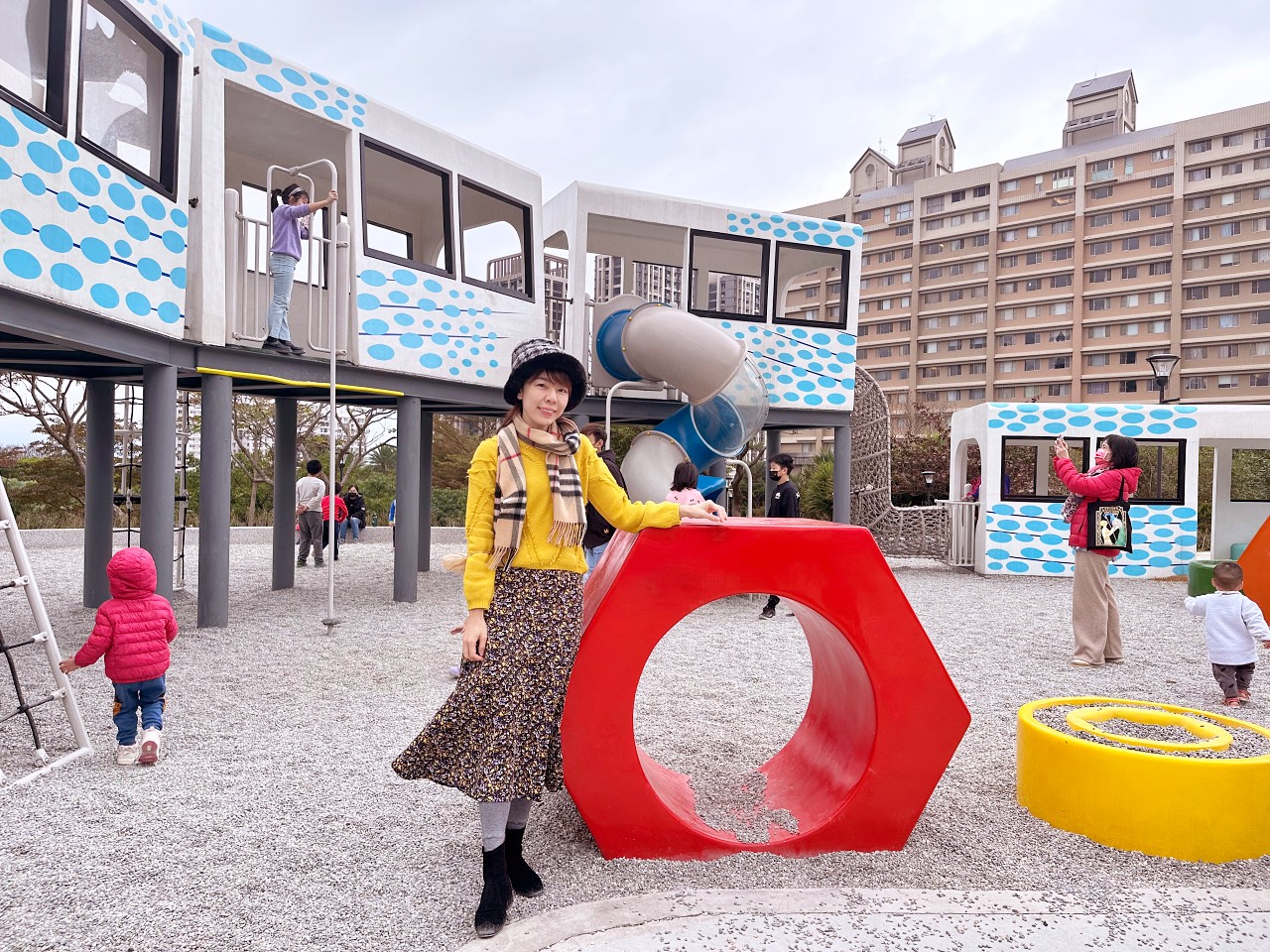 淡海新市鎮-公23輕軌公園，盪鞦韆、溜索、礫石坑、攀爬繩大草皮野餐趣