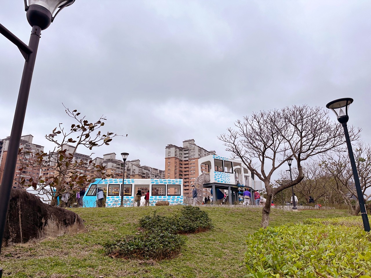 淡海新市鎮-公23輕軌公園,盪鞦韆、溜索、礫石坑、攀爬繩大草皮野餐趣 淡海新市鎮-公23輕軌公園,盪鞦韆、溜索、礫石坑、攀爬繩大草皮野餐趣