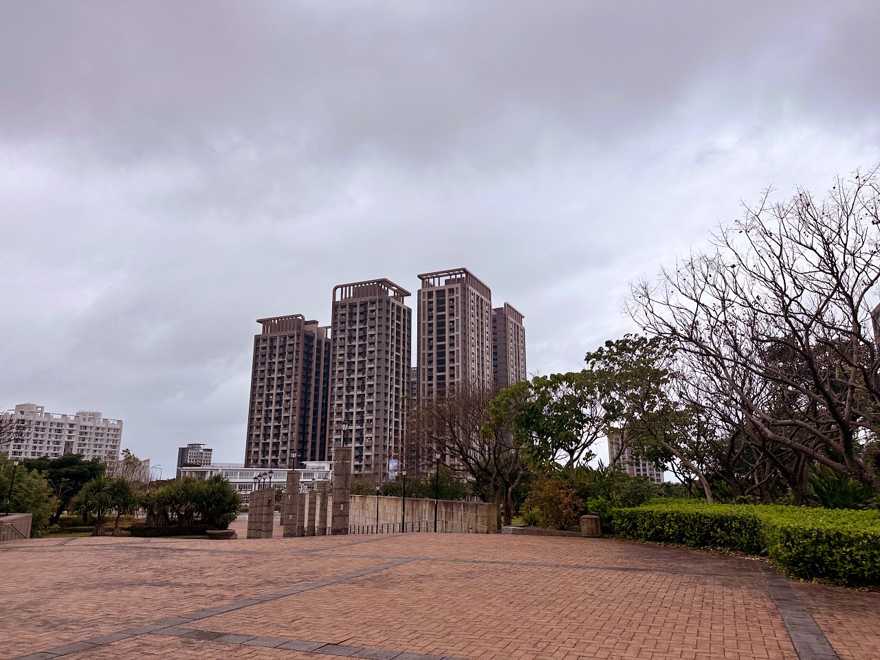 淡海新市鎮-公23輕軌公園，盪鞦韆、溜索、礫石坑、攀爬繩大草皮野餐趣