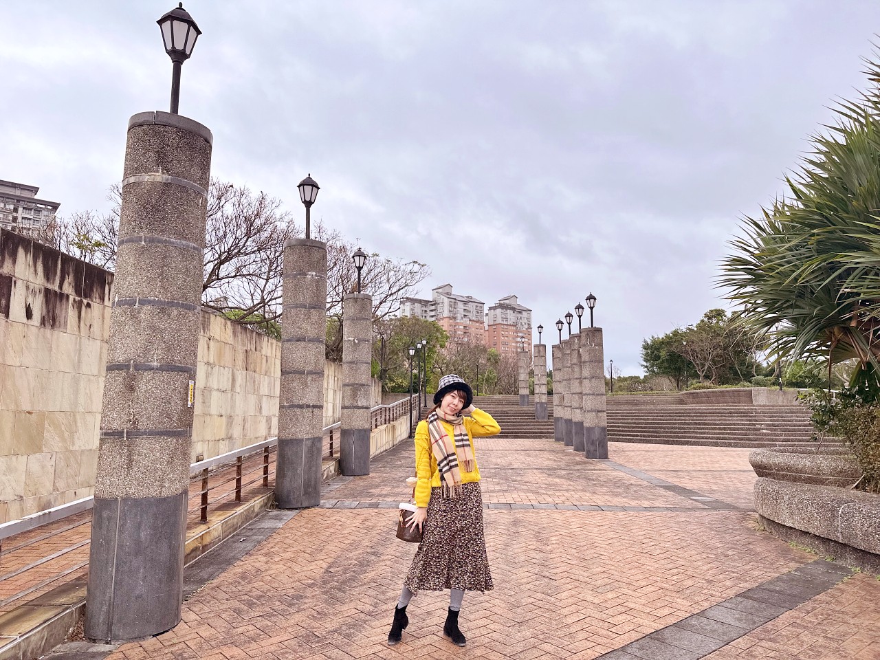 淡海新市鎮-公23輕軌公園，盪鞦韆、溜索、礫石坑、攀爬繩大草皮野餐趣