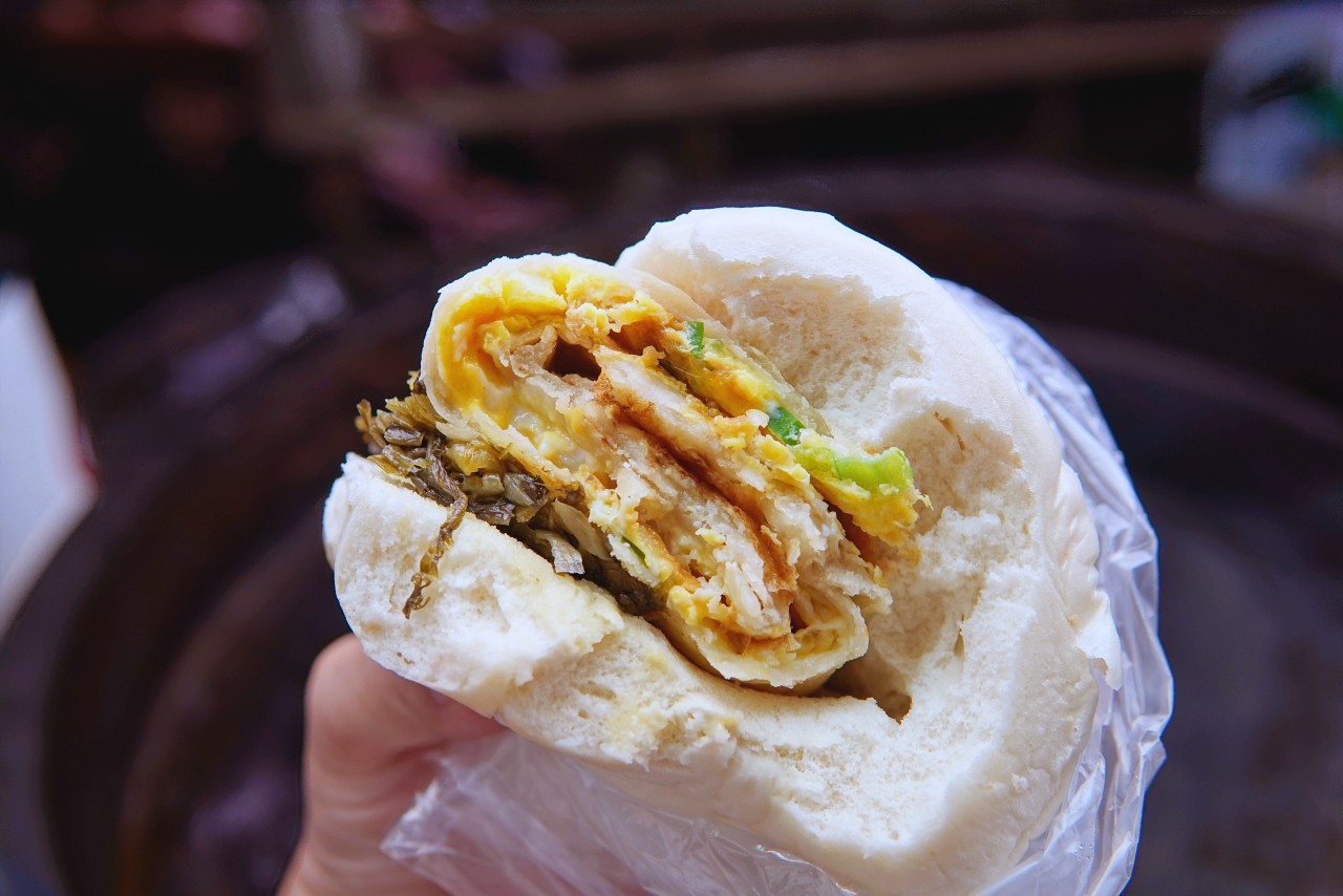 劍潭早餐街饅頭夾蛋餅,鬆軟黑糖饅頭夾上香Q大蛋餅、鹹甜酸菜$55元佛心套餐超飽足 劍潭早餐街饅頭夾蛋餅,鬆軟黑糖饅頭夾上香Q大蛋餅、鹹甜酸菜$55元佛心套餐超飽足
