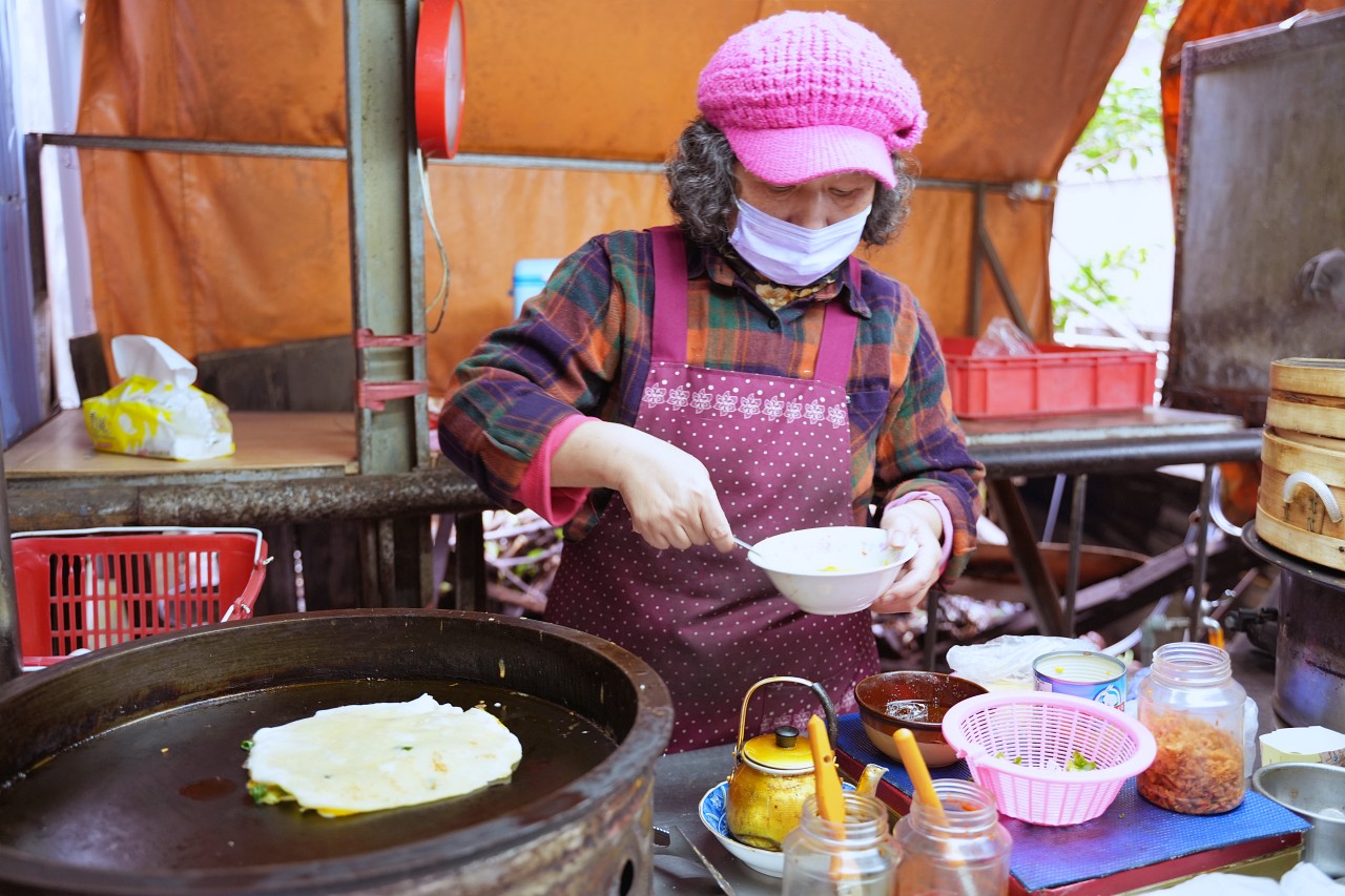 劍潭早餐街饅頭夾蛋餅，鬆軟黑糖饅頭夾上香Ｑ大蛋餅、鹹甜酸菜$55元佛心套餐超飽足