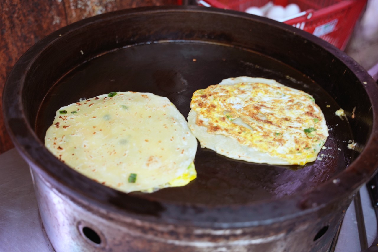 劍潭早餐街饅頭夾蛋餅,鬆軟黑糖饅頭夾上香Q大蛋餅、鹹甜酸菜$55元佛心套餐超飽足 劍潭早餐街饅頭夾蛋餅,鬆軟黑糖饅頭夾上香Q大蛋餅、鹹甜酸菜$55元佛心套餐超飽足