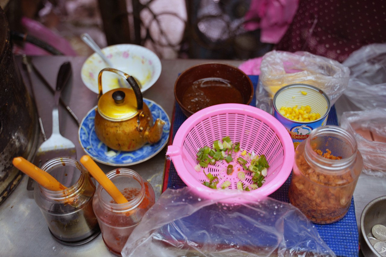 劍潭早餐街饅頭夾蛋餅，鬆軟黑糖饅頭夾上香Ｑ大蛋餅、鹹甜酸菜$55元佛心套餐超飽足
