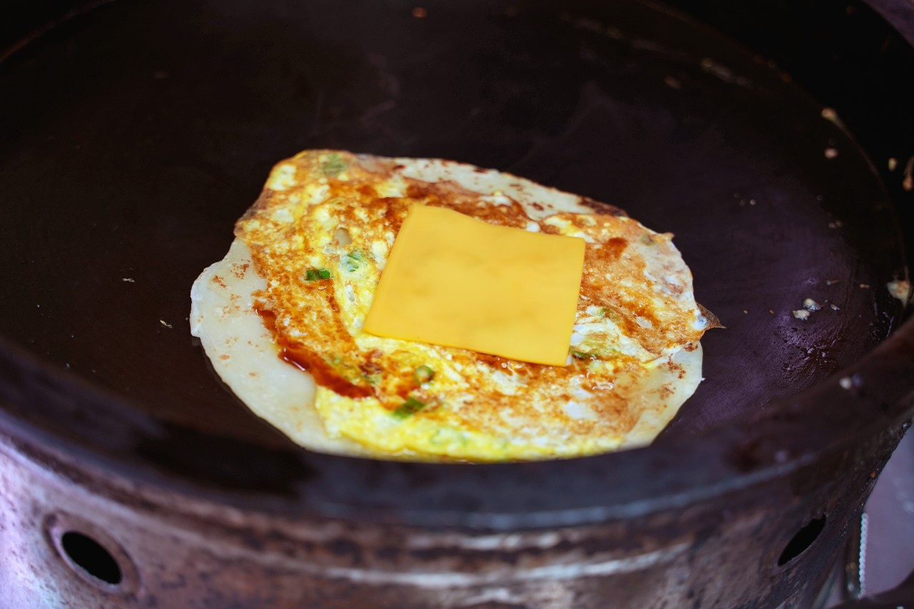 劍潭早餐街饅頭夾蛋餅,鬆軟黑糖饅頭夾上香Q大蛋餅、鹹甜酸菜$55元佛心套餐超飽足 劍潭早餐街饅頭夾蛋餅,鬆軟黑糖饅頭夾上香Q大蛋餅、鹹甜酸菜$55元佛心套餐超飽足