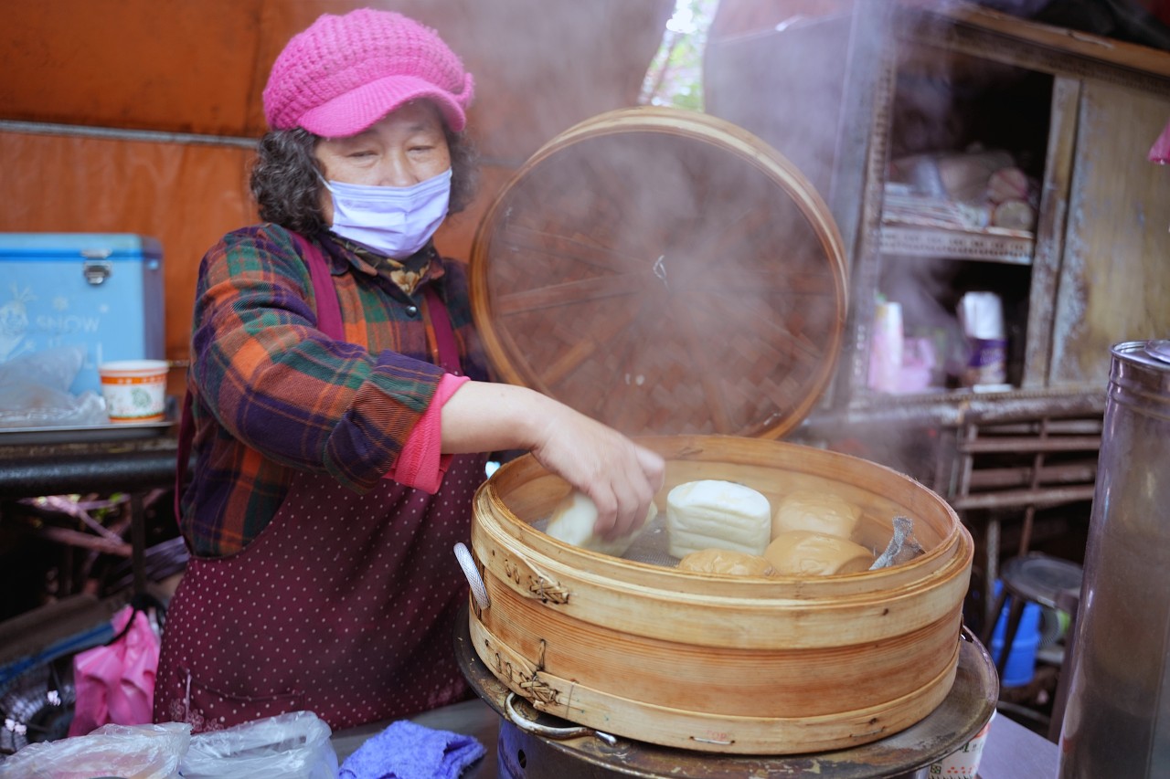 劍潭早餐街饅頭夾蛋餅，鬆軟黑糖饅頭夾上香Ｑ大蛋餅、鹹甜酸菜$55元佛心套餐超飽足