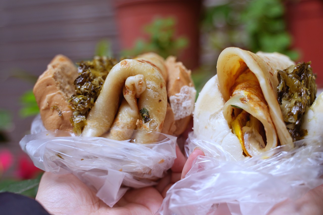 劍潭早餐街饅頭夾蛋餅,鬆軟黑糖饅頭夾上香Q大蛋餅、鹹甜酸菜$55元佛心套餐超飽足 劍潭早餐街饅頭夾蛋餅,鬆軟黑糖饅頭夾上香Q大蛋餅、鹹甜酸菜$55元佛心套餐超飽足