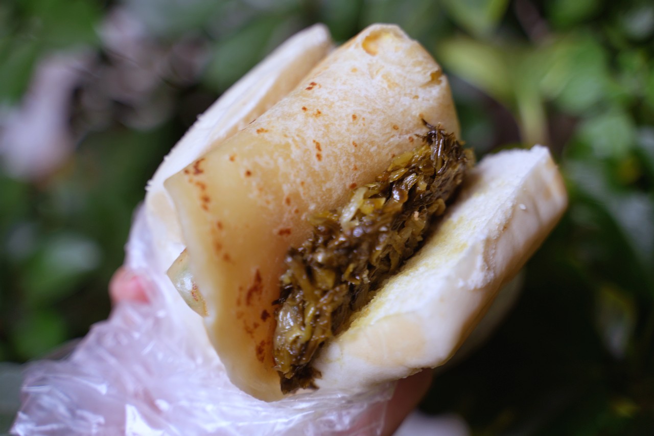 劍潭早餐街饅頭夾蛋餅,鬆軟黑糖饅頭夾上香Q大蛋餅、鹹甜酸菜$55元佛心套餐超飽足 劍潭早餐街饅頭夾蛋餅,鬆軟黑糖饅頭夾上香Q大蛋餅、鹹甜酸菜$55元佛心套餐超飽足