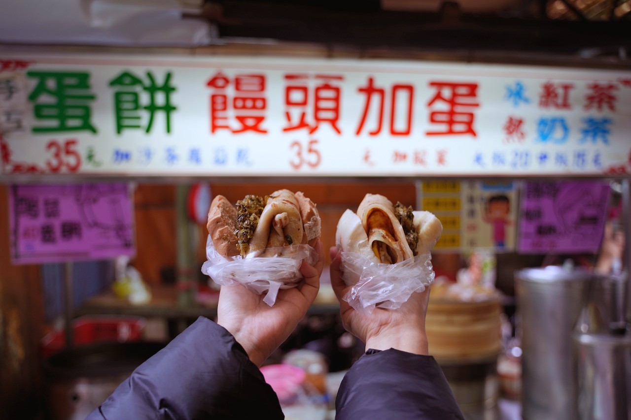劍潭早餐街饅頭夾蛋餅,鬆軟黑糖饅頭夾上香Q大蛋餅、鹹甜酸菜$55元佛心套餐超飽足 劍潭早餐街饅頭夾蛋餅,鬆軟黑糖饅頭夾上香Q大蛋餅、鹹甜酸菜$55元佛心套餐超飽足
