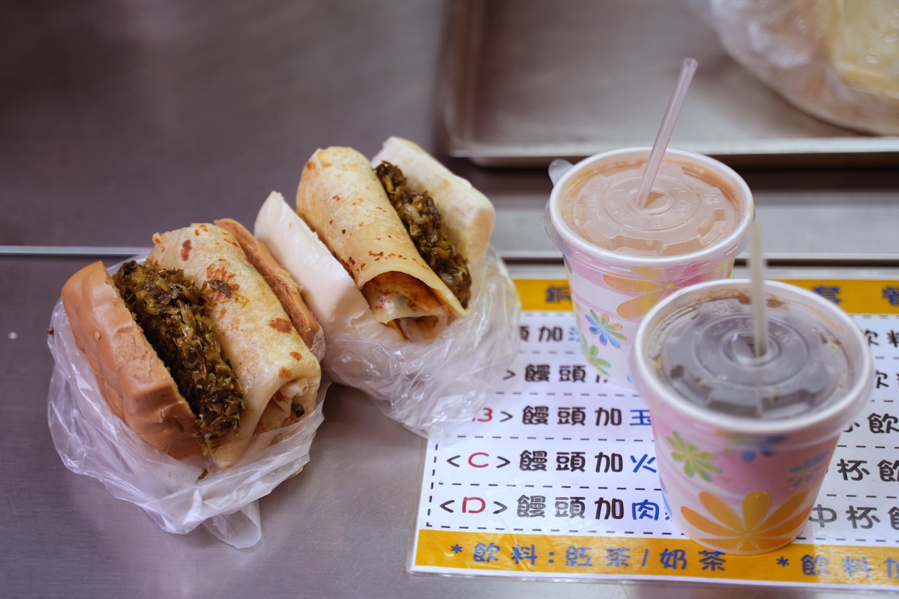 劍潭早餐街饅頭夾蛋餅，鬆軟黑糖饅頭夾上香Ｑ大蛋餅、鹹甜酸菜$55元佛心套餐超飽足