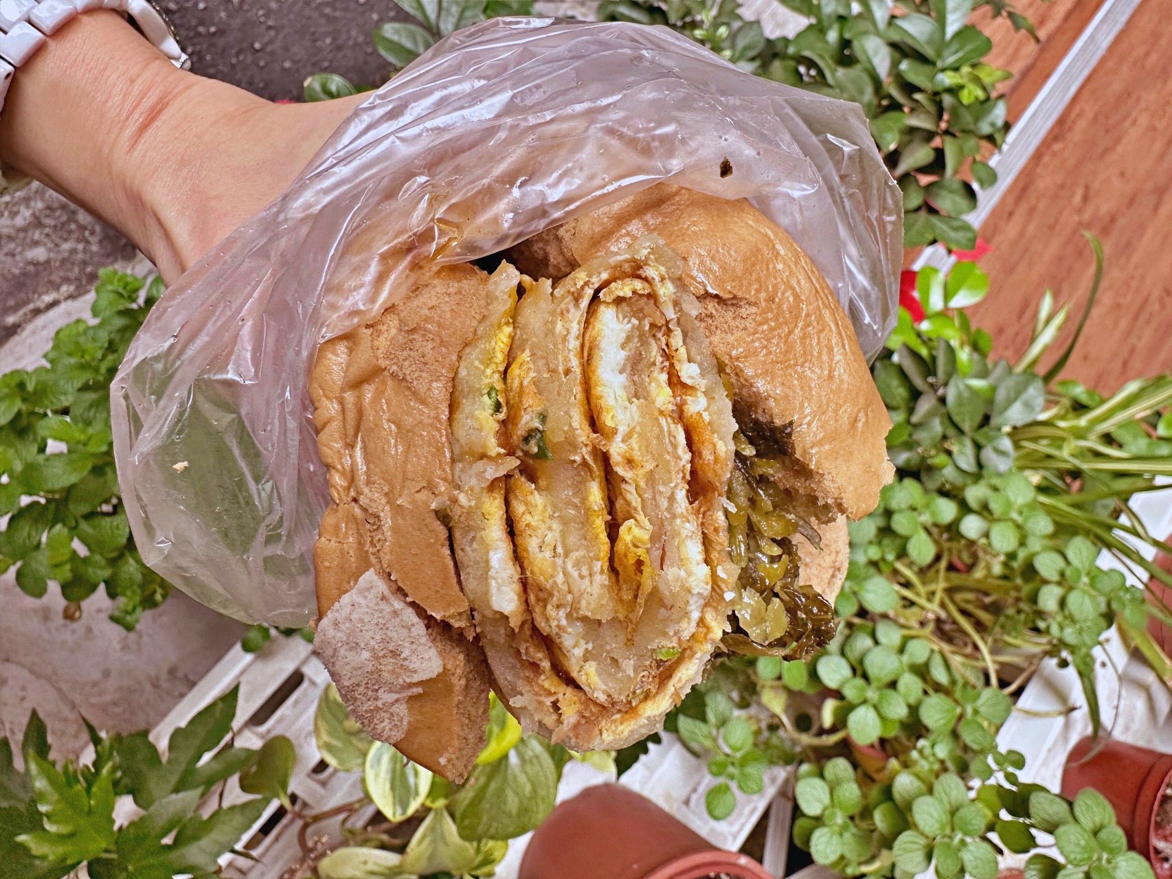 劍潭早餐街饅頭夾蛋餅,鬆軟黑糖饅頭夾上香Q大蛋餅、鹹甜酸菜$55元佛心套餐超飽足 劍潭早餐街饅頭夾蛋餅,鬆軟黑糖饅頭夾上香Q大蛋餅、鹹甜酸菜$55元佛心套餐超飽足