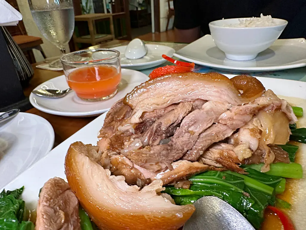 泰國清邁 地平線鄉村度假村HORIZON VILLAGE & RESORT 蘭多麥餐廳Tong Goaw ，泰式湖畔風情度假飯店餐廳