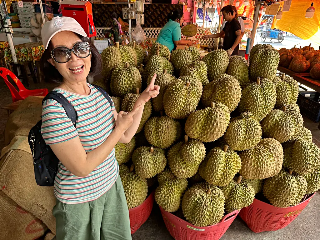 清邁水果市場 清邁水果一條街Muang Mai Market，24小時不打烊一起來當水果大富翁