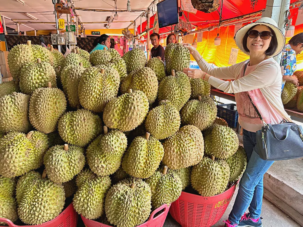 清邁水果市場 清邁水果一條街Muang Mai Market，24小時不打烊一起來當水果大富翁