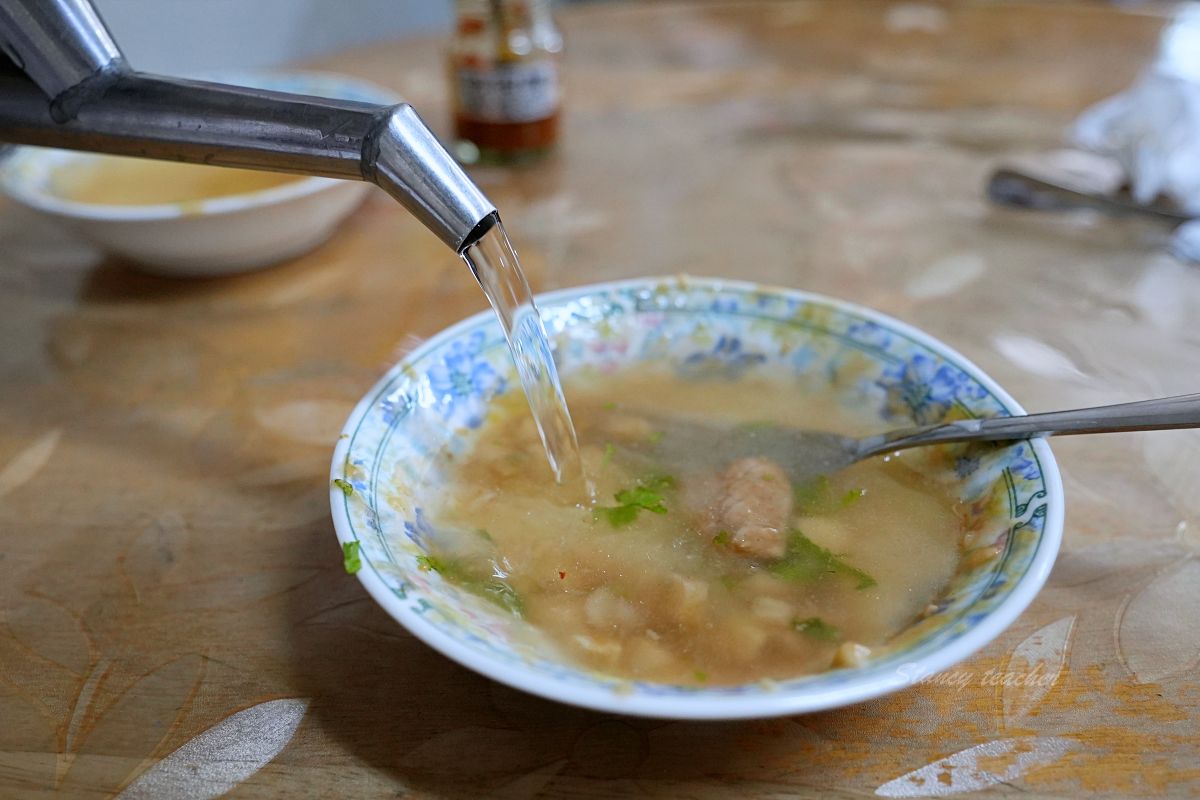 南投埔里美食，菊肉圓，一圓三吃超過癮，最後加大骨高湯整碗吃得連渣都不剩