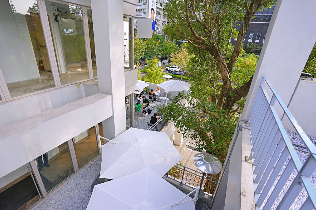 「BRUN不然-信義店」台北市純白森林系文青早午餐咖啡廳 戶外花園餐廳明亮舒適好放鬆