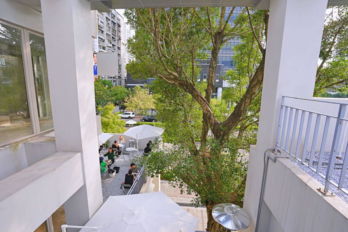 「BRUN不然-信義店」台北市純白森林系文青早午餐咖啡廳 戶外花園餐廳明亮舒適好放鬆