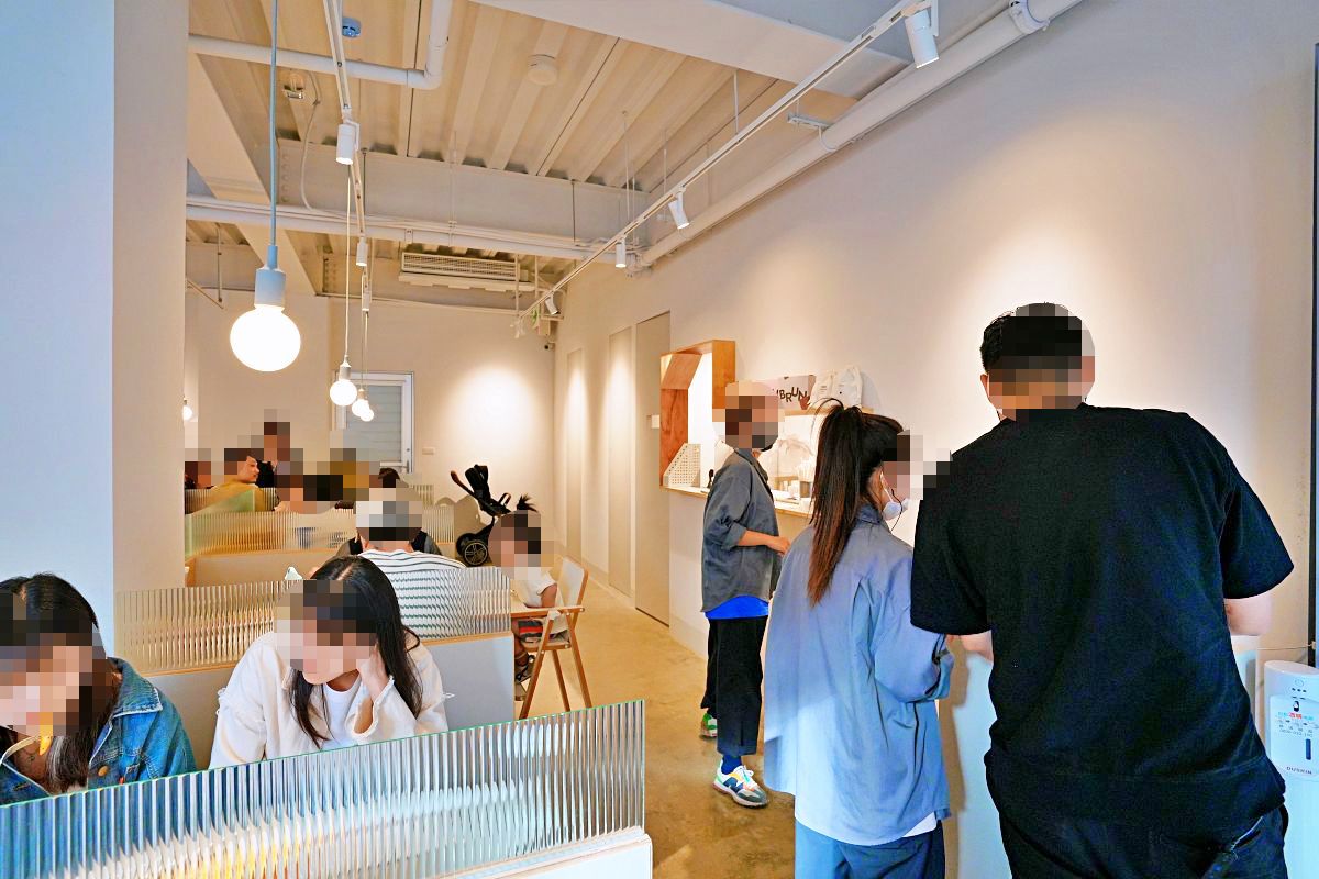 「BRUN不然-信義店」台北市純白森林系文青早午餐咖啡廳 戶外花園餐廳明亮舒適好放鬆