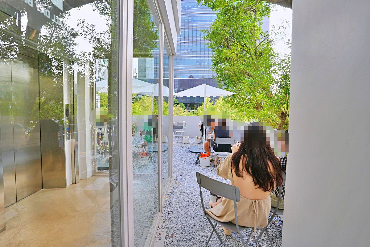 「BRUN不然-信義店」台北市純白森林系文青早午餐咖啡廳 戶外花園餐廳明亮舒適好放鬆