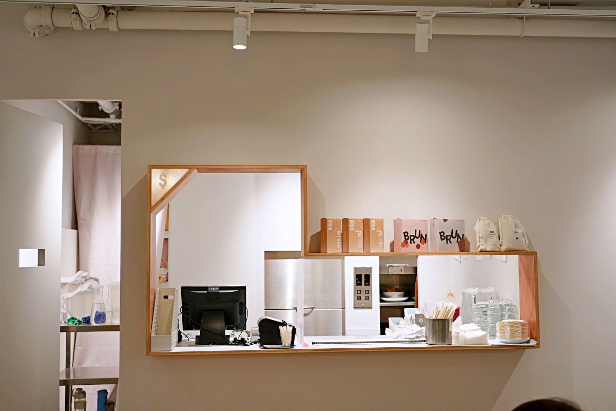 「BRUN不然-信義店」台北市純白森林系文青早午餐咖啡廳 戶外花園餐廳明亮舒適好放鬆
