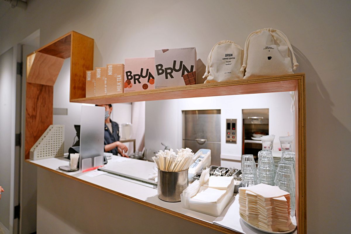 「BRUN不然-信義店」台北市純白森林系文青早午餐咖啡廳 戶外花園餐廳明亮舒適好放鬆
