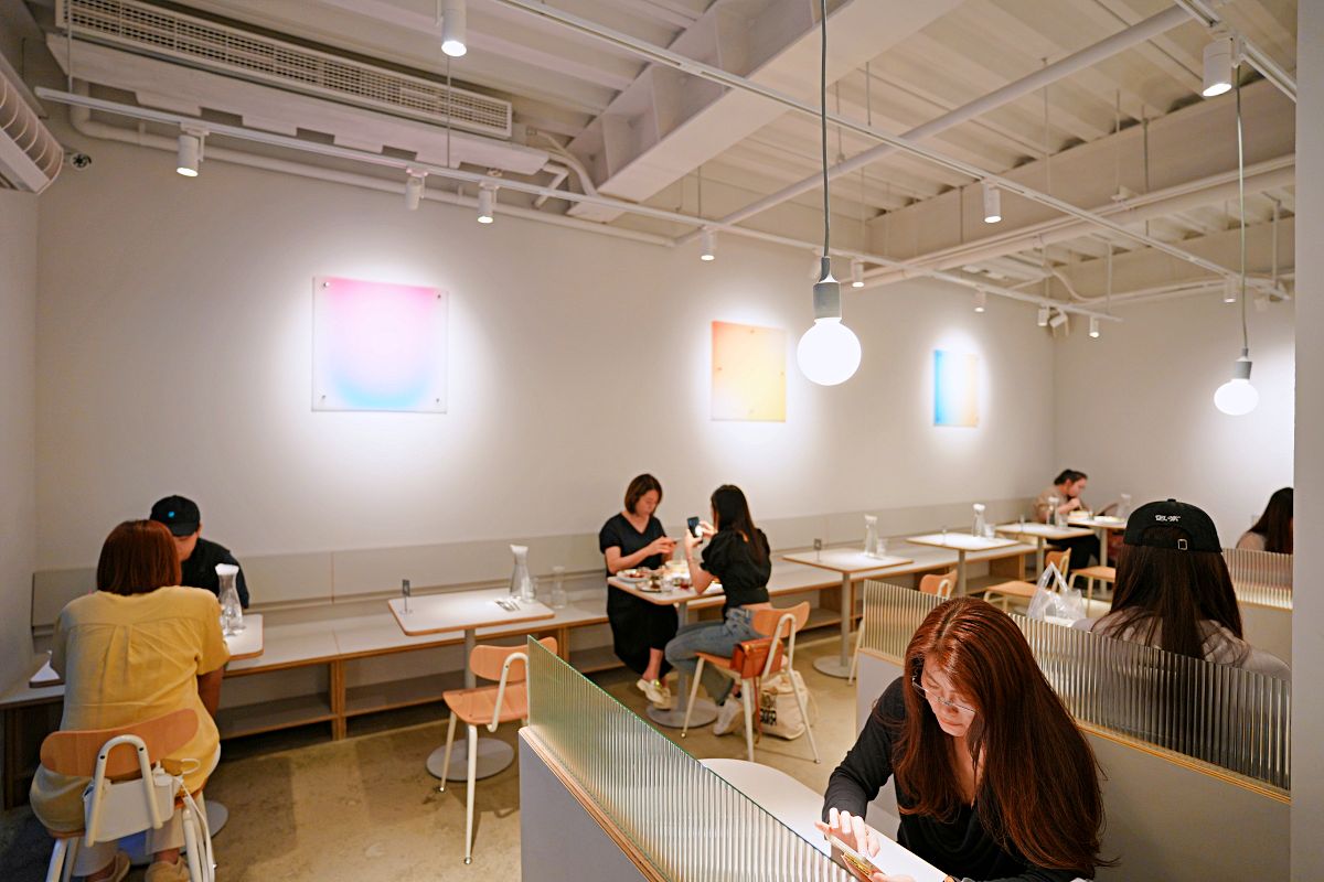 「BRUN不然-信義店」台北市純白森林系文青早午餐咖啡廳 戶外花園餐廳明亮舒適好放鬆