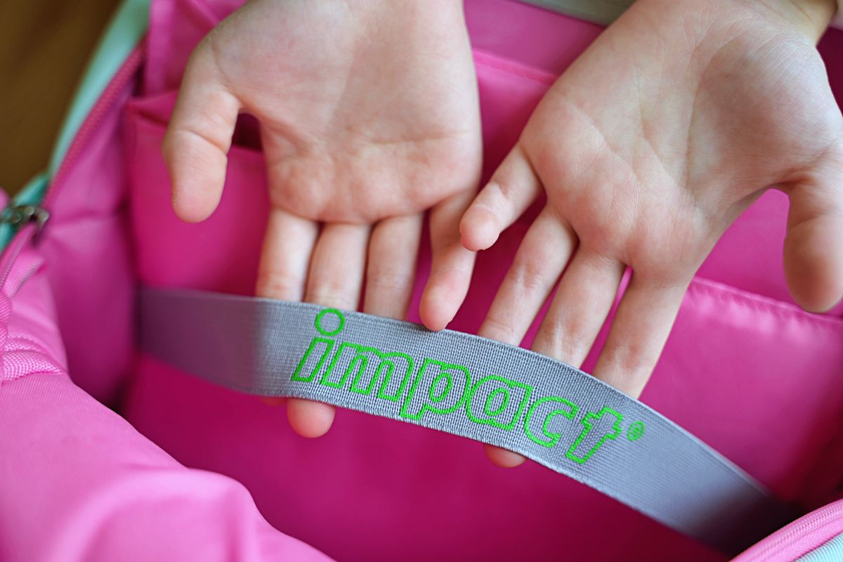 impact 怡寶書包 國小生書包推薦 兒童護脊書包開箱 ，小美人魚經典學院護脊書包新品上市