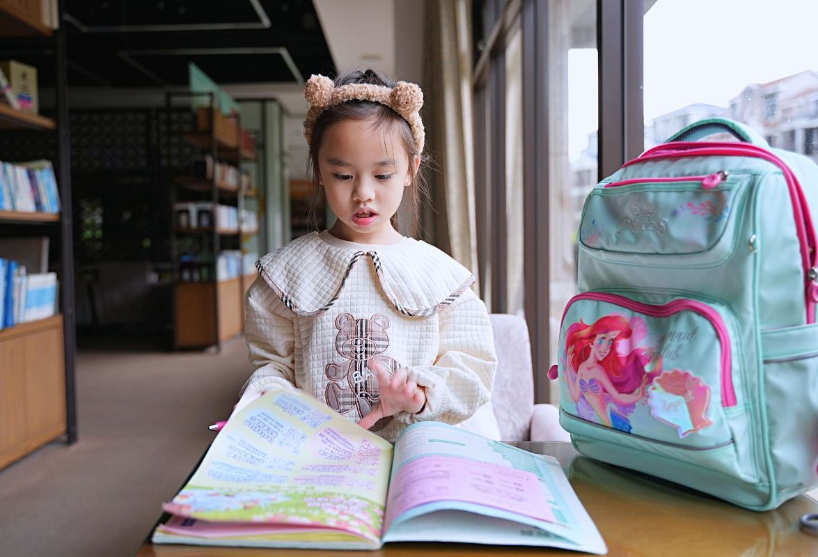 impact 怡寶書包 國小生書包推薦 兒童護脊書包開箱 ，小美人魚經典學院護脊書包新品上市