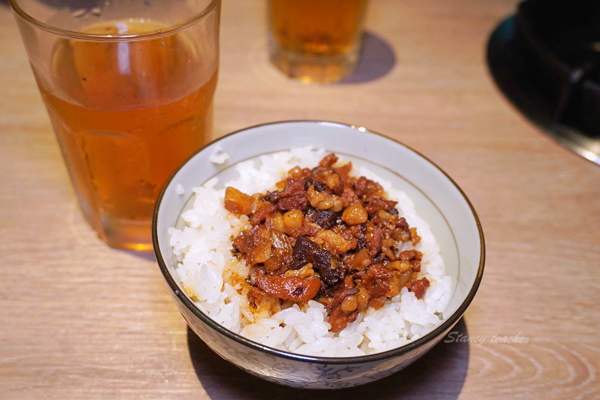 湯棧公益店｜台中公益路火鍋怎麼點？麻油雞鍋、剝皮辣椒鍋與宵夜心得