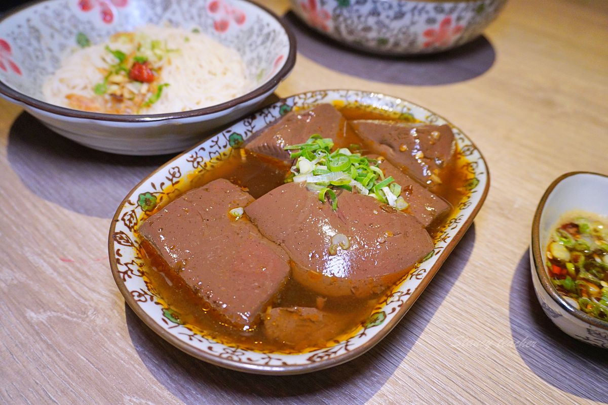湯棧公益店｜台中公益路火鍋怎麼點？麻油雞鍋、剝皮辣椒鍋與宵夜心得