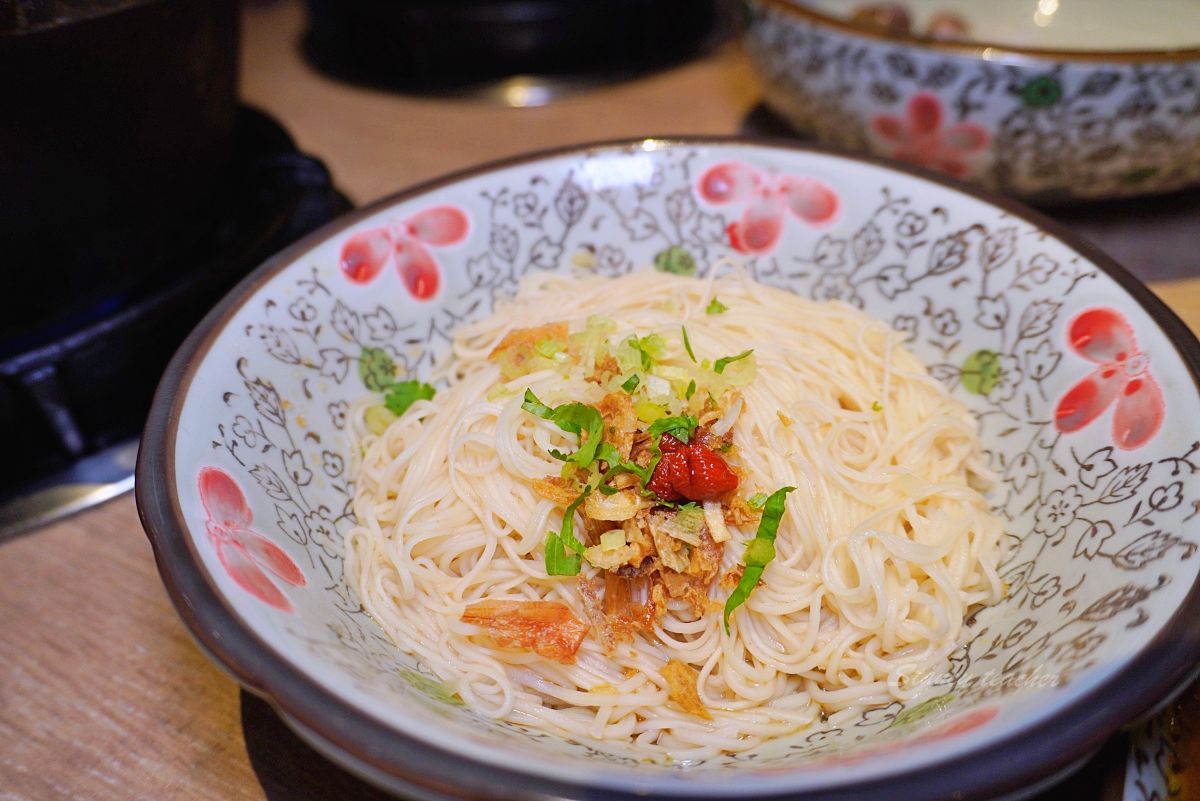 湯棧公益店｜台中公益路火鍋怎麼點？麻油雞鍋、剝皮辣椒鍋與宵夜心得