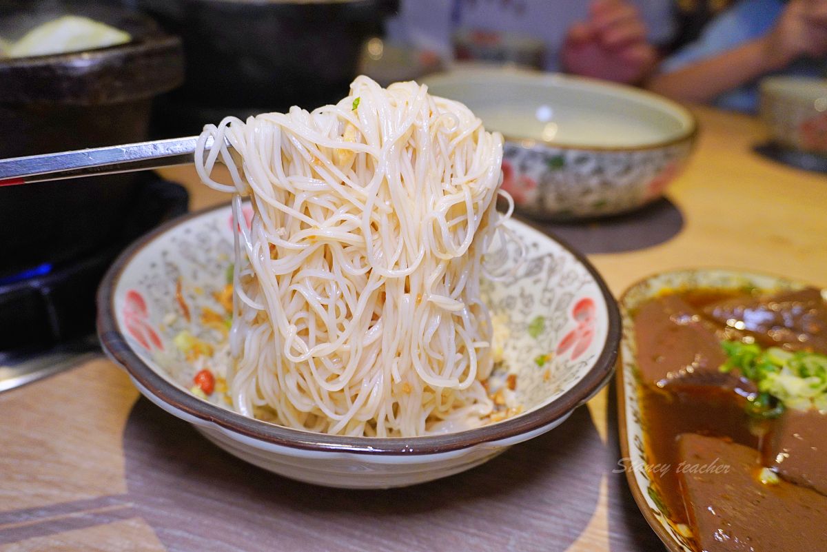 湯棧公益店|台中公益路火鍋怎麼點?麻油雞鍋、剝皮辣椒鍋與宵夜心得 湯棧公益店|台中公益路火鍋怎麼點?麻油雞鍋、剝皮辣椒鍋與宵夜心得