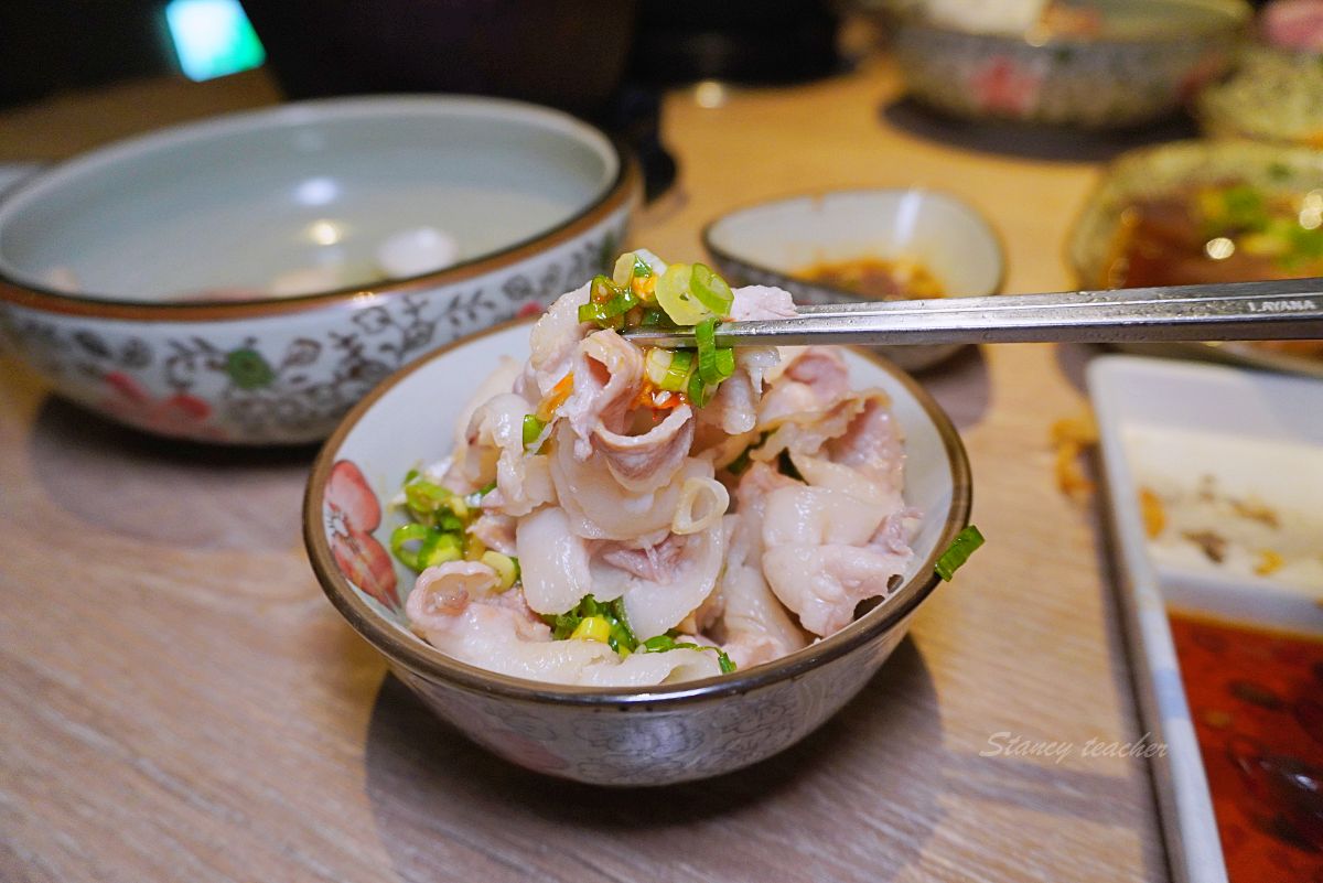 湯棧公益店｜台中公益路火鍋怎麼點？麻油雞鍋、剝皮辣椒鍋與宵夜心得
