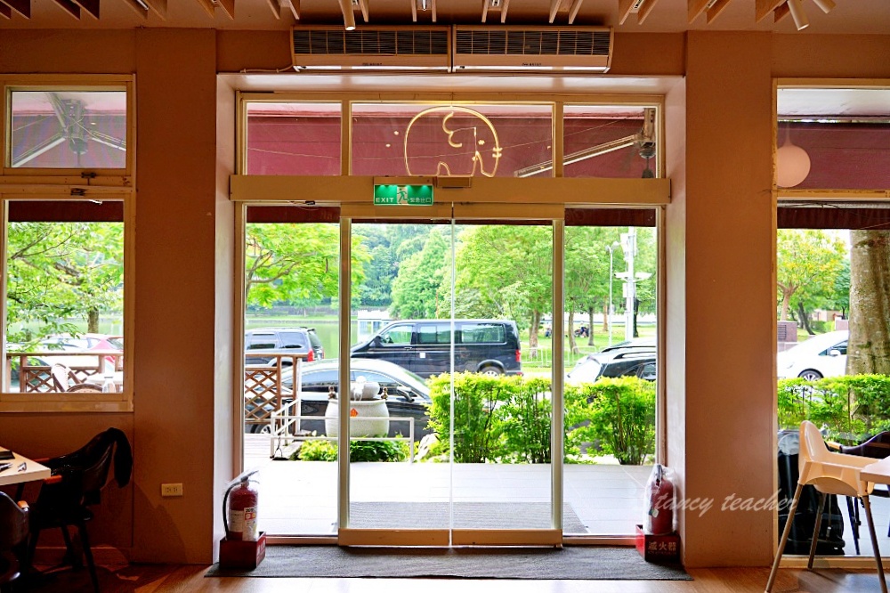 「象園咖啡內湖店」台北市唯一面碧湖景觀家庭餐廳生日月贈可愛緞帶小象鬆餅（新菜單）