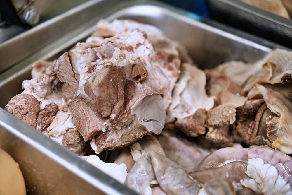 九添福牛肉麵，超扯無敵肉量大碗公牛肉麵超滿足（米其林必比登推薦）