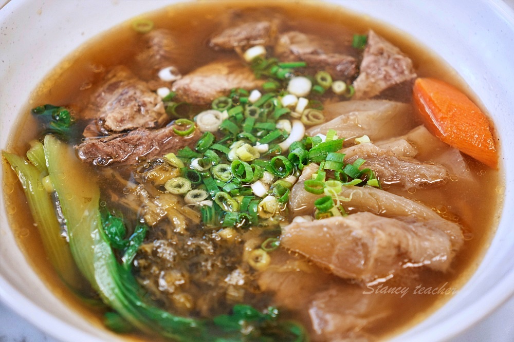 九添福牛肉麵，超扯無敵肉量大碗公牛肉麵超滿足（米其林必比登推薦）