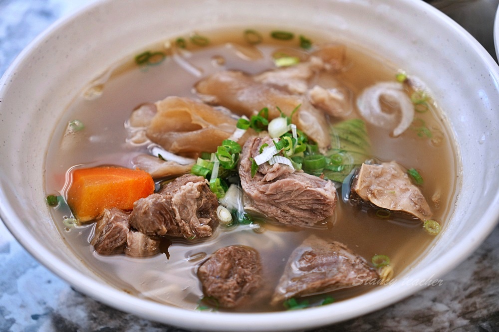 九添福牛肉麵，超扯無敵肉量大碗公牛肉麵超滿足（米其林必比登推薦）