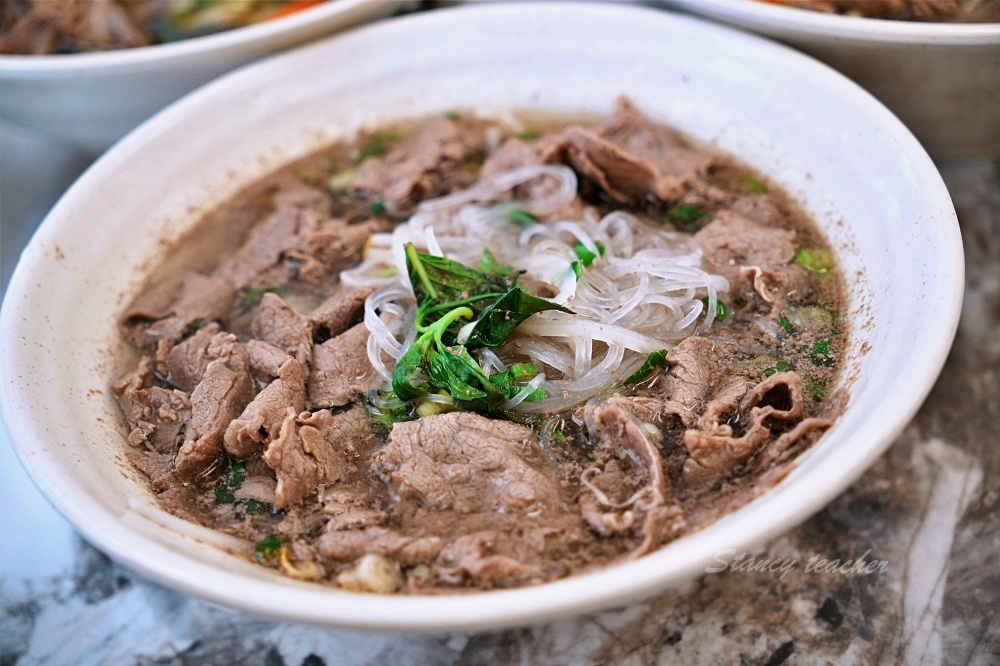 九添福牛肉麵，超扯無敵肉量大碗公牛肉麵超滿足（米其林必比登推薦）