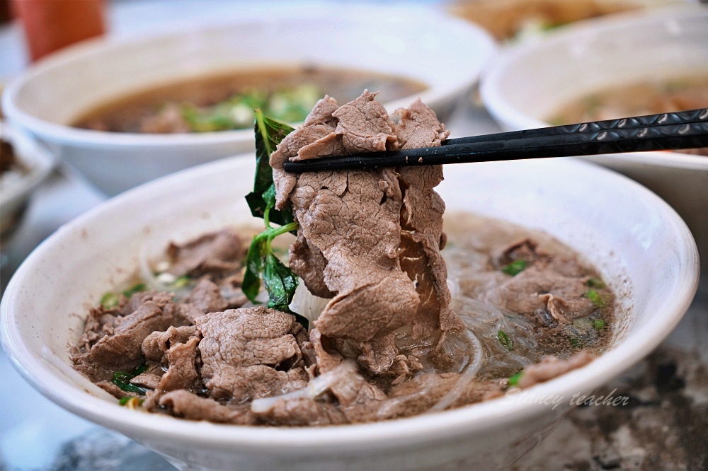 九添福牛肉麵，超扯無敵肉量大碗公牛肉麵超滿足（米其林必比登推薦）