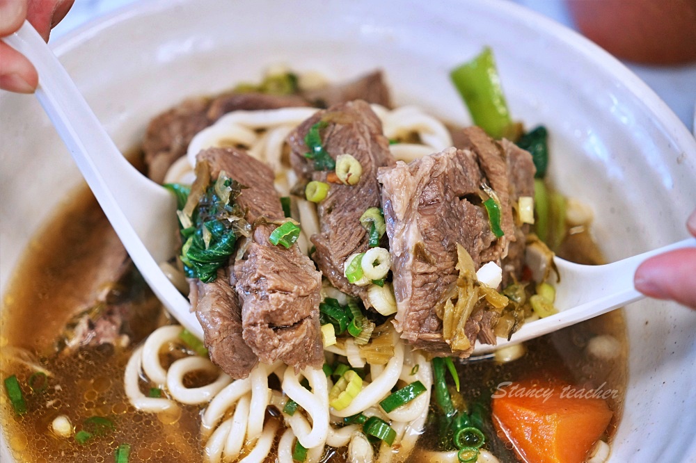 九添福牛肉麵，超扯無敵肉量大碗公牛肉麵超滿足（米其林必比登推薦）